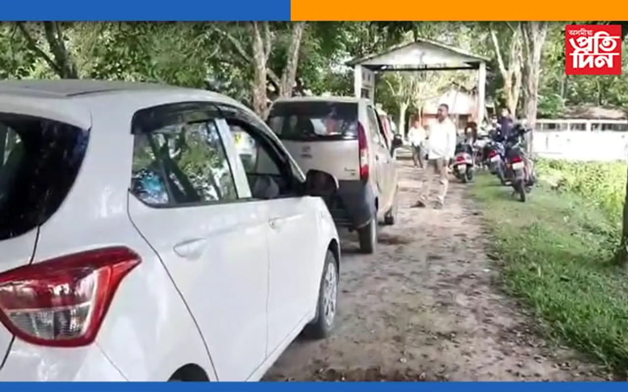 চেনিটাইজ নকৰাৰ বাবে বিদ্যালয়ৰ গেটৰ পৰা উভতিল ছাত্ৰ-ছাত্ৰীৰ লগতে শিক্ষক শিক্ষয়ত্ৰী…