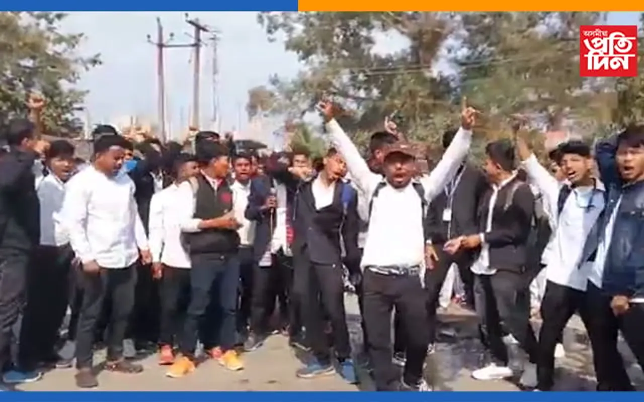শ্ৰেণীকোঠা এৰি ৰাজপথত মাধৱদেৱ বিশ্ববিদ্যালয়ৰ ছাত্ৰ-ছাত্ৰী…