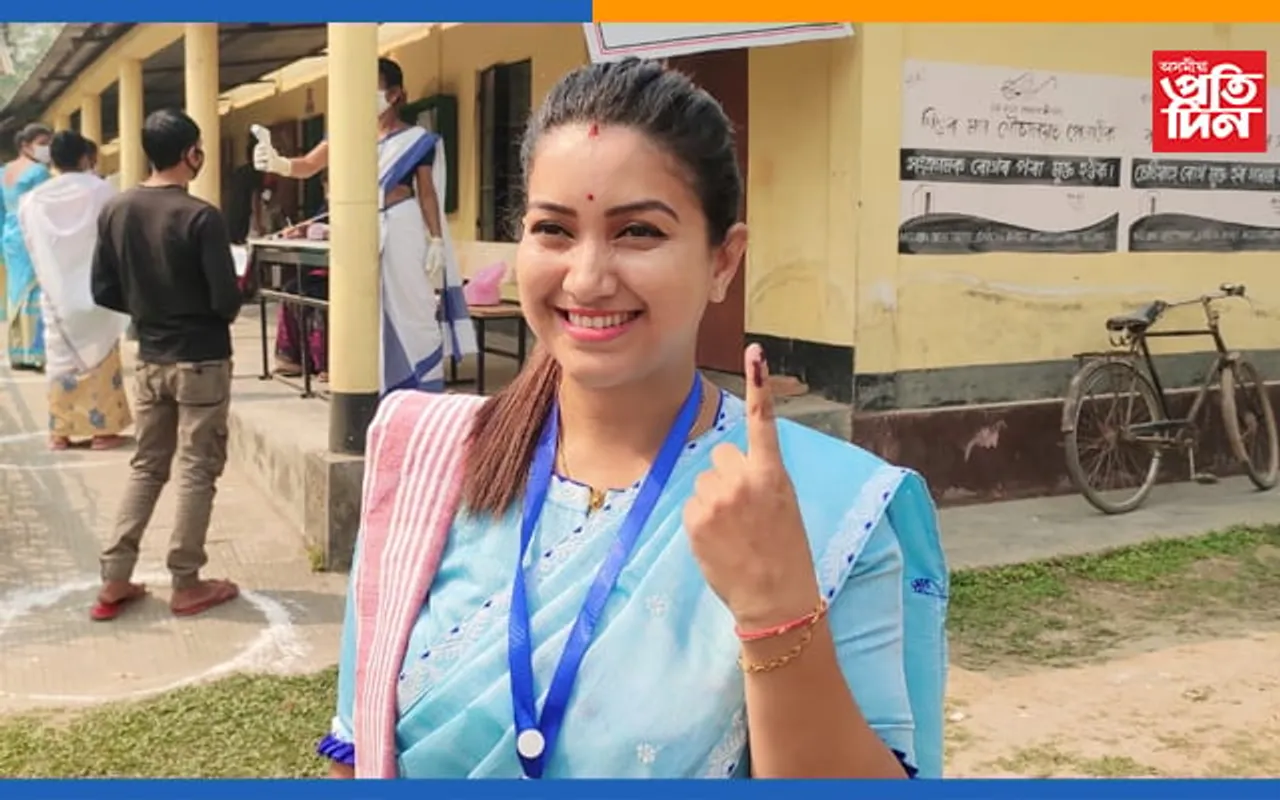 কপাহেৰা উচ্চতৰ মাধ্যমিক বিদ্যালয় ভোটগ্ৰহণ কেন্দ্ৰত আঙুৰলতা ডেকাৰ ভোটদান…