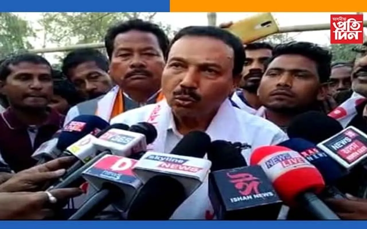 টিকট লৈয়ে ভোটাৰৰ কাষত জাগীৰোডত অজাপৰ প্ৰাৰ্থী বুবুল দাস…
