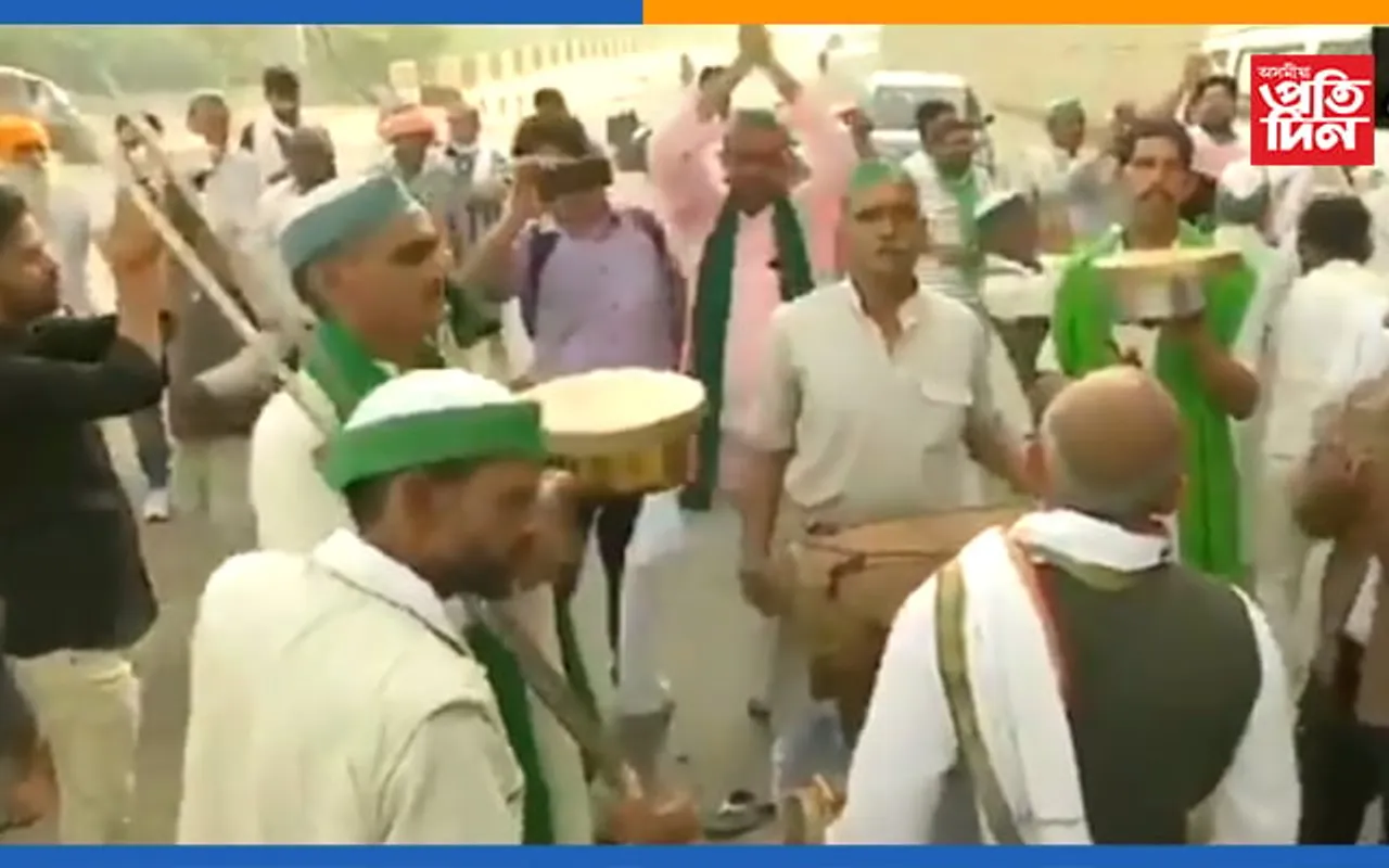 অব্যাহত প্ৰতিবাদঃ গীত গাই হোলী উদযাপন প্ৰতিবাদকাৰী কৃষকৰ…VIDEO