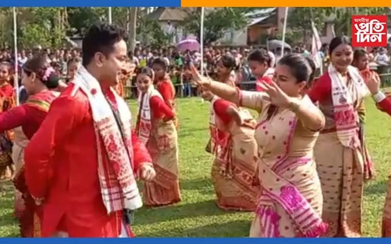 ধিঙত ৰঙালীৰ আনন্দঃ ২৬ গাঁৱৰ ৰাইজে মিলি ধাৰাবাহিকভাৱে পালন কৰি আহিছে মুকলি বিহু…
