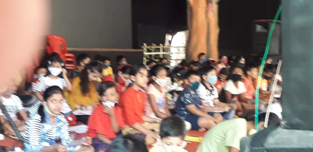 মাস্ক পিন্ধি গীতানগৰ বিহু সন্মিলনীত পুৱাই ব্যস্ত এজাক শিশু…VIDEO