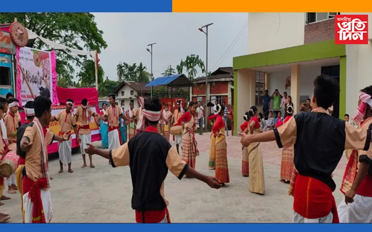 ধেমাজি নগৰৰ কেইবাঠাইতো পূৰ্ব প্ৰদেশীয় মাৰৱাড়ী যুৱ মঞ্চ দ্বাৰা হুচৰি বিহু প্ৰদৰ্শন…