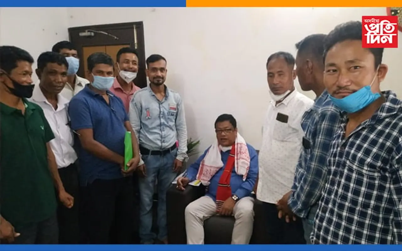 সদৌ অসম মধ্য ইংৰাজী বিদ্যালয়ৰ প্ৰাদেশিকীকৰণ যোগ্য ৪ৰ্থ বৰ্গৰ কৰ্মচাৰী সন্থাৰ শিক্ষামন্ত্ৰীক ১৫ আগষ্টৰ পূৰ্বে পদ প্ৰাদেশিকীকৰণৰ বাবে আবেদন…