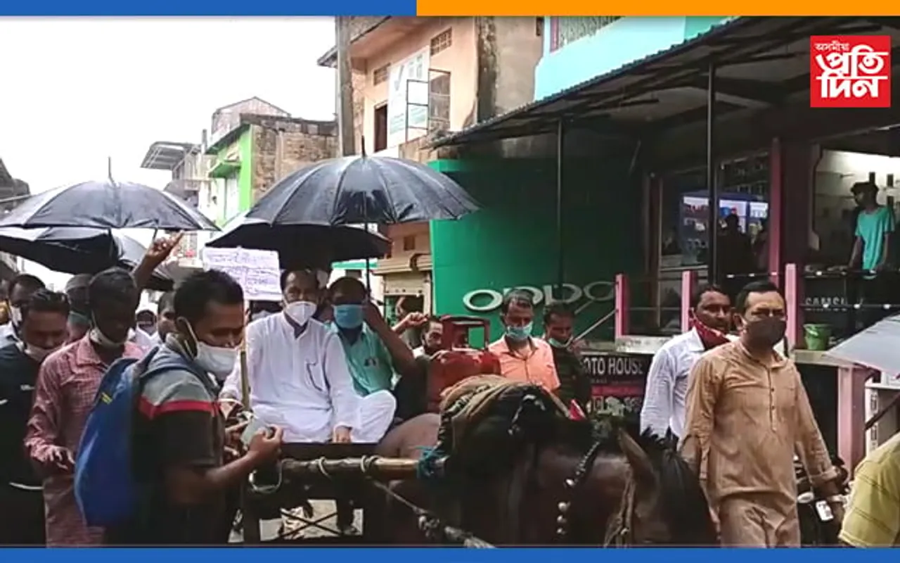 পেট্ৰল-ডিজেল-ৰন্ধন গেছৰ মূল্যবৃদ্ধিৰ বিৰুদ্ধে হাটশিঙিমাৰীত জিলা কংগ্ৰেছীৰ উত্তাল প্ৰতিবাদ…