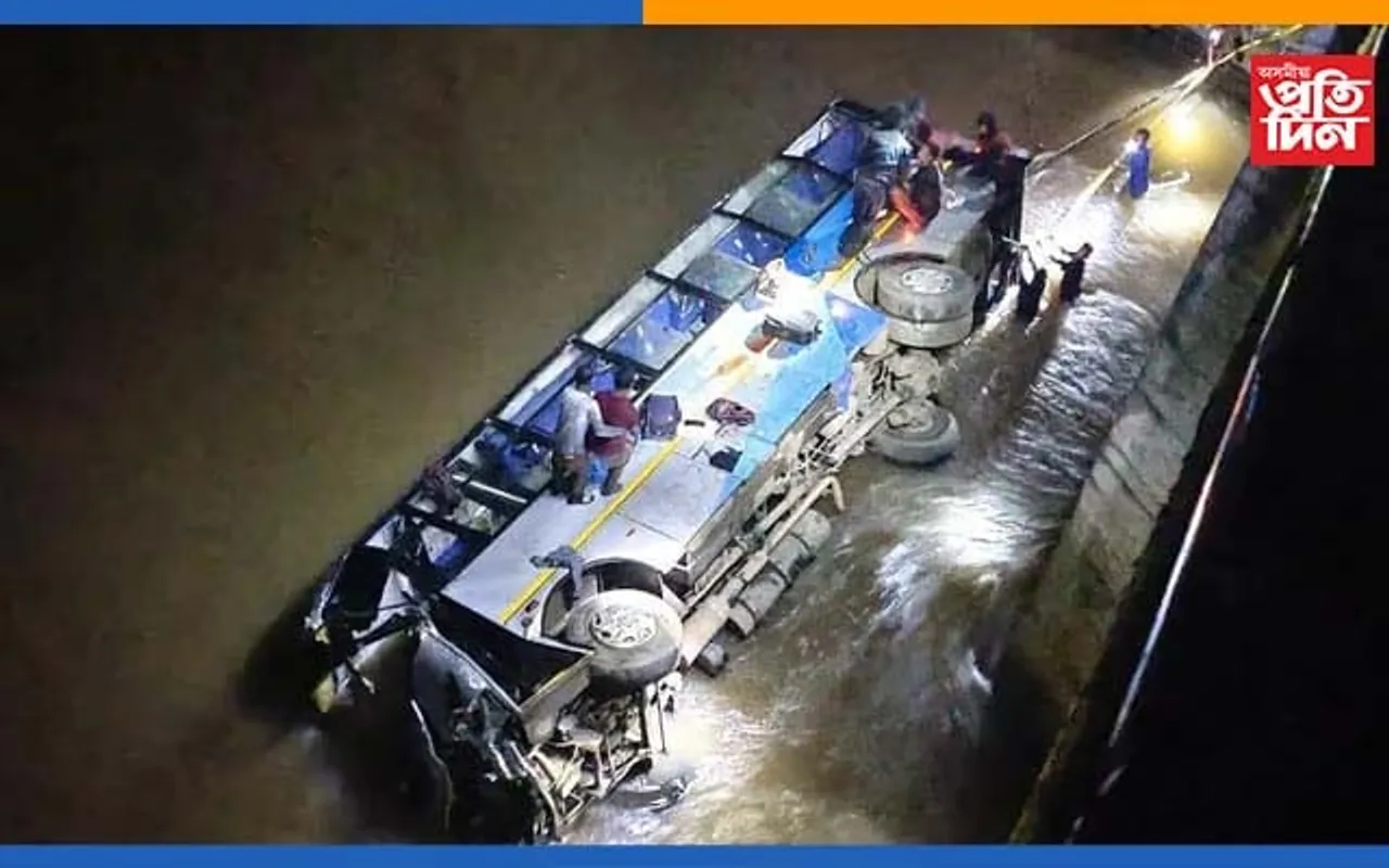 মেঘালয়ত নদীত বাগৰিল যাত্ৰীবাহী বাছঃ ৬জন নিহত, অব্যাহত উদ্ধাৰ অভিযান…