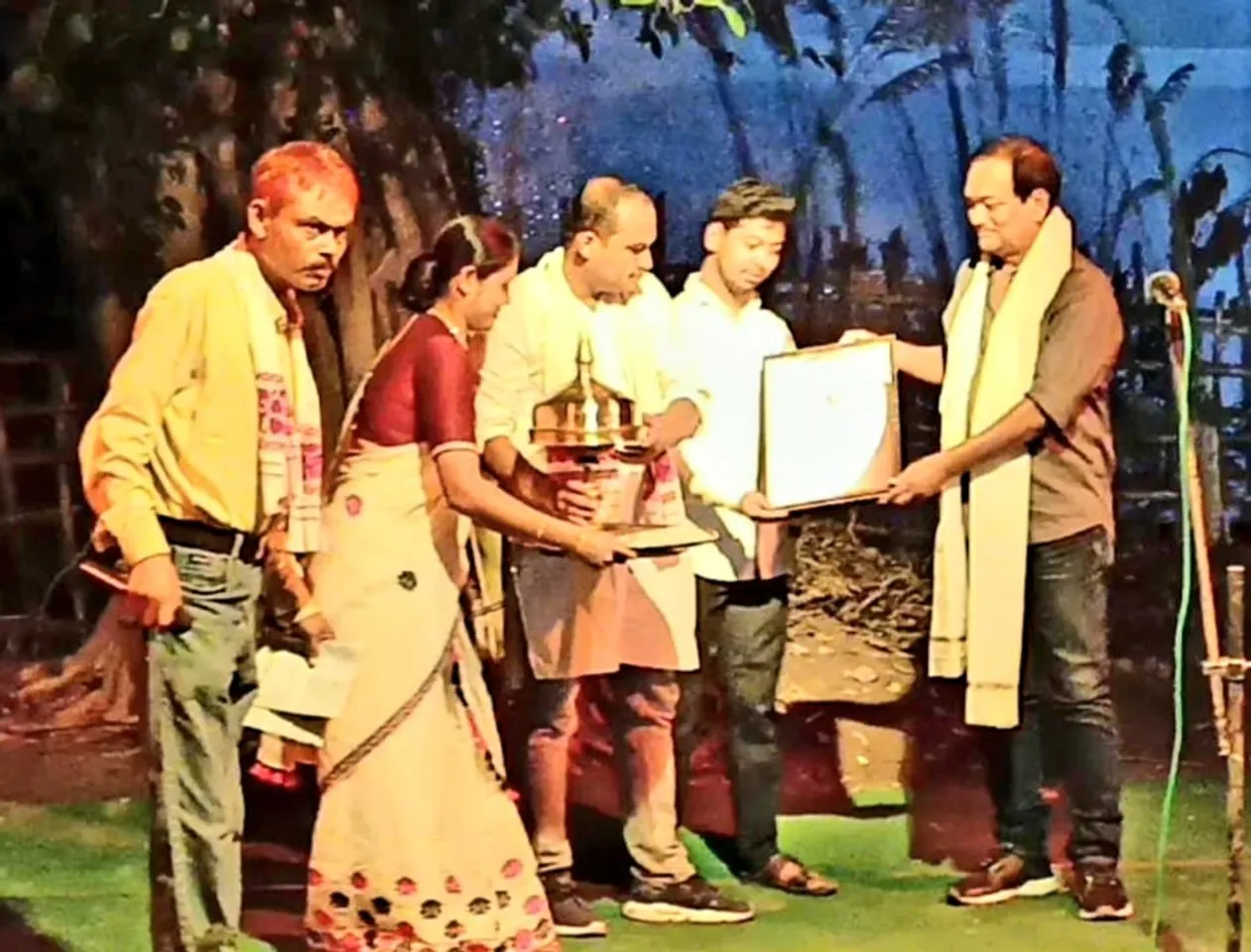 ঢকুৱাখনাত ৰংগভূমি ৰংগমঞ্চৰ বাৰ্ষিক বঁটা প্ৰদান অনুষ্ঠান…