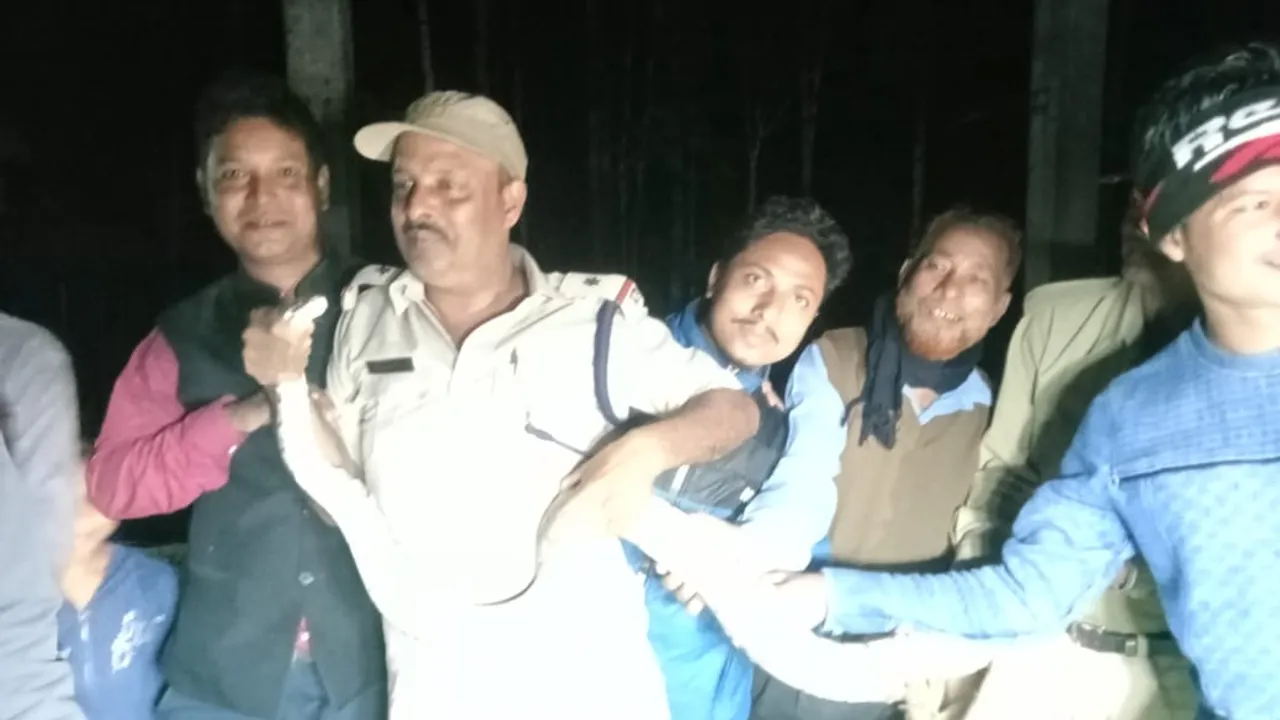 নিশা কাকডোঙা চাঞ্চল্য অজগৰ চাবলৈ ৰাইজৰ ভিৰ…
