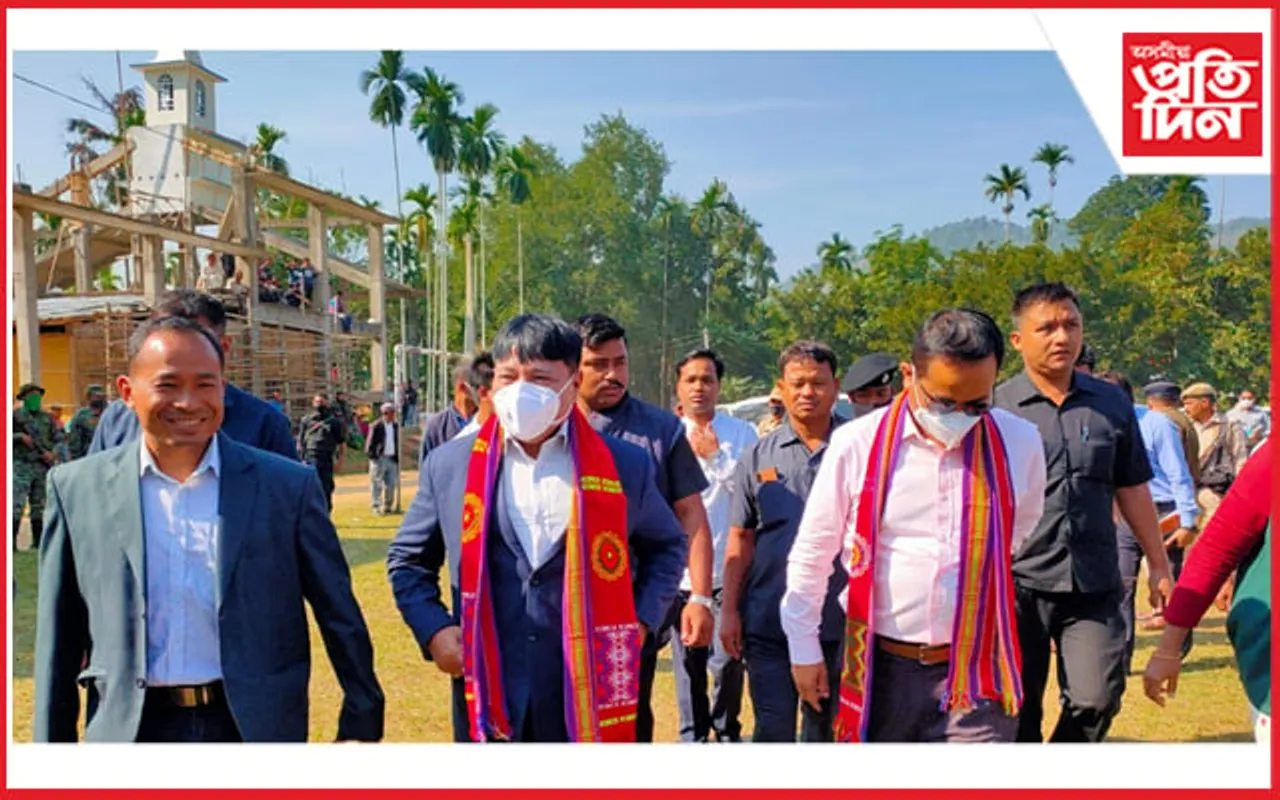 সীমান্ত উন্নয়ন মন্ত্ৰী অতুল বৰাৰ সন্মুখত অসমত নথকাৰ হুংকাৰ অসম-মেঘালয় সীমান্তৰ গাওঁবাসীৰ…