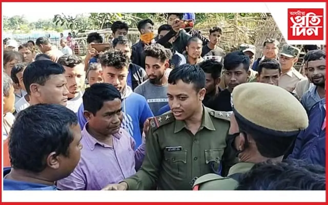 ধলপুৰৰ নাওঘূলী যুৱকৰ মৃত্যুক কেন্দ্ৰ কৰি উত্তপ্ত পৰিস্থিতিঃ ধলপুৰ আৰক্ষীক আৱদ্ধ…