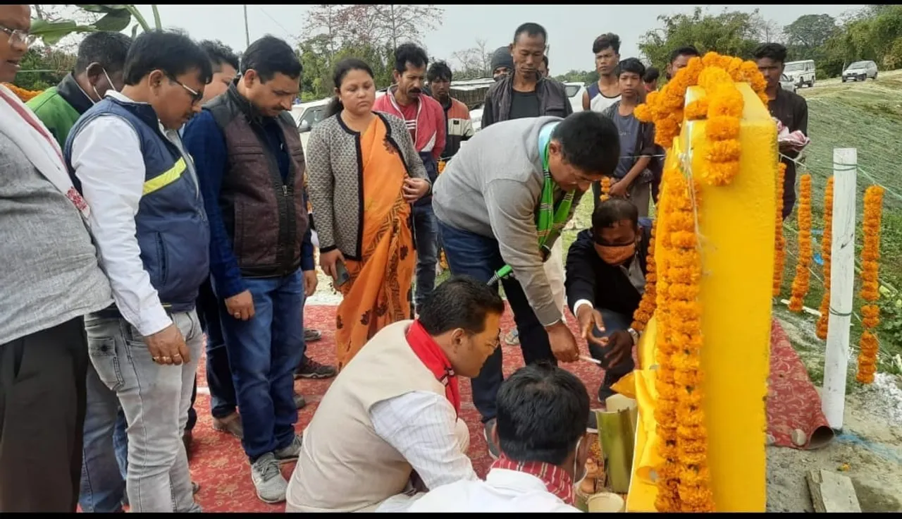 ঢকুৱাখনাত সাংসদ-বিধায়কৰ পদক্ষেপ,  ব্ৰহ্মপুত্ৰৰ ১০ কোটিৰ স্থায়ী খহনীয়া প্ৰতিৰোধ  আঁচনি শুভাৰম্ভ…
