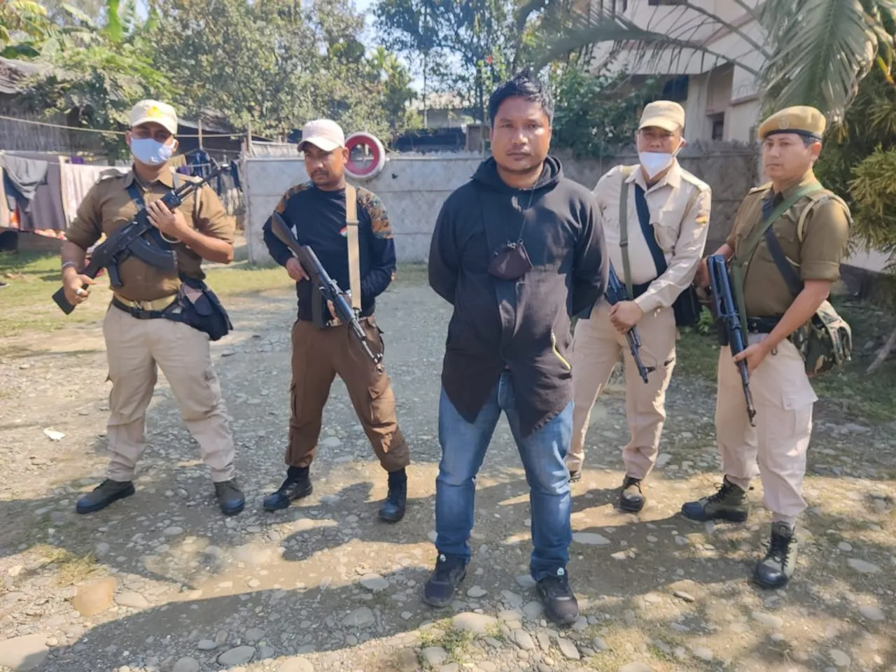 আৰক্ষীৰ জিম্মাৰ পৰা পলায়ন চোৰাং চিকাৰীৰ