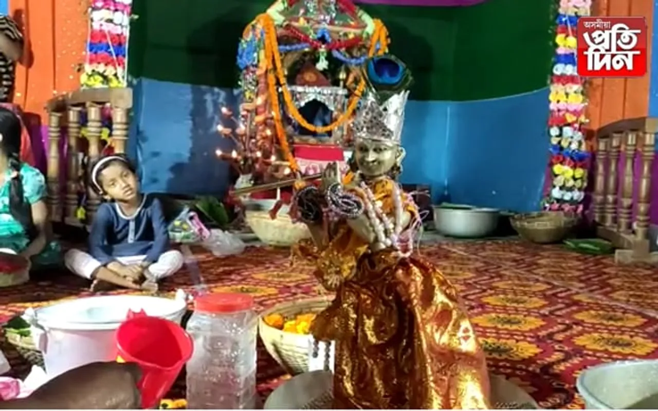 বটদ্রৱাৰ দৌল উৎসৱলৈ অগনন ভক্ত-বৈষ্ণৱ, তীৰ্থ যাত্রীৰ আগমনঃ ৰাম ধেমালি, গন্ধোৎসৱৰ মাজেৰে গোসাঁইক সিংহাসনত স্থাপন…