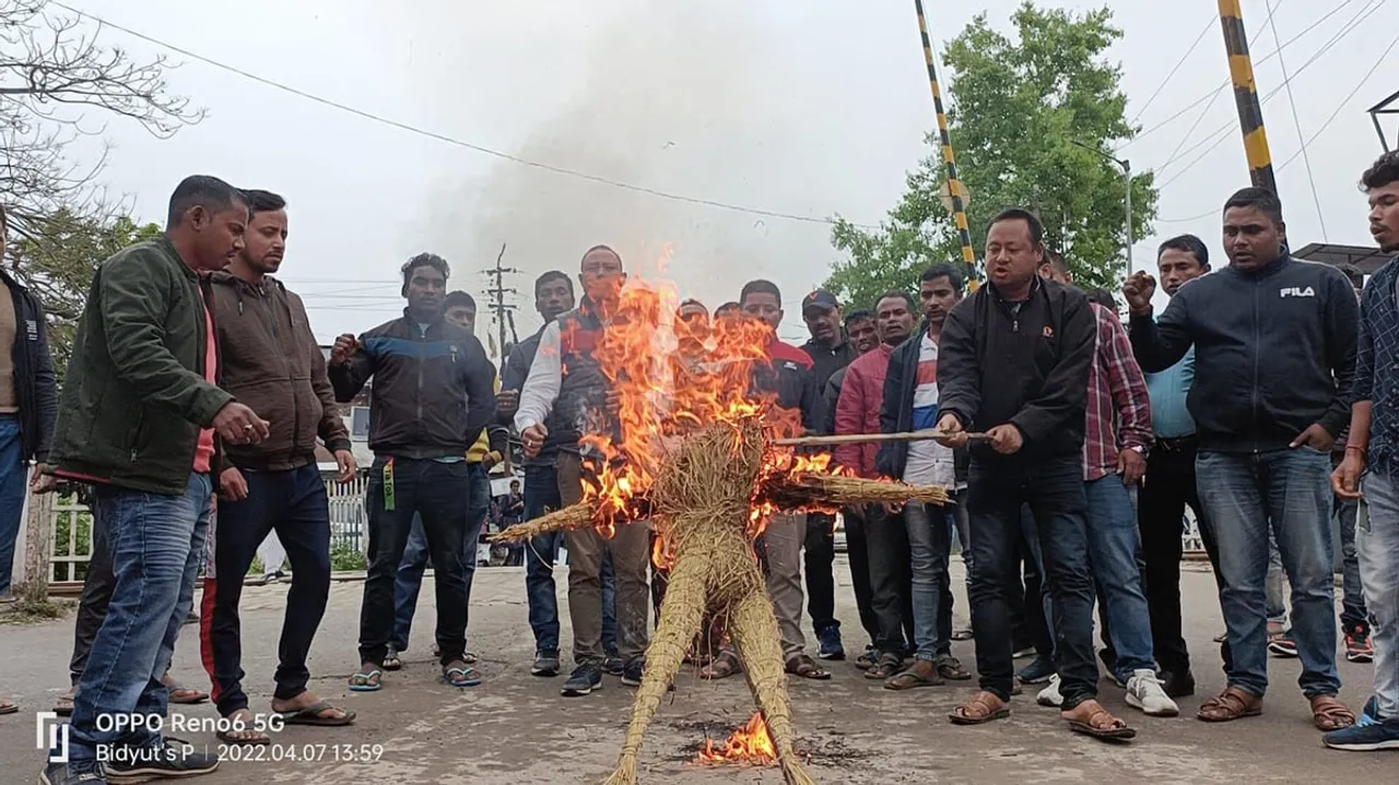 মূল্যবৃদ্ধিৰ বিৰোধীতাৰে জাতীয় পৰিষদৰ তীব্ৰ প্ৰতিবাদ…