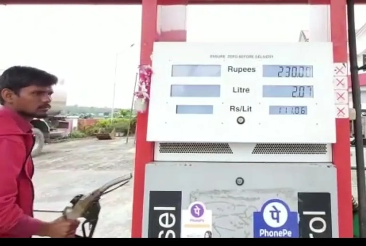 ঢকুৱাখনাত  ১১১.০৬ টকীয়া হ’ল প্ৰতিলিটাৰ পেট্ৰ’লৰ মূল্য…
