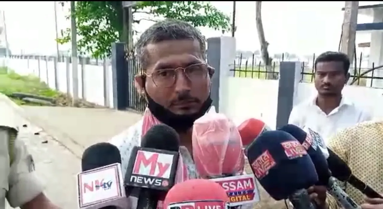 বন বিভাগে জব্দ কৰা কাঠ বিক্ৰী কৰি আৰক্ষীৰ জালত হোজাই বন সুৰক্ষা বিষয়া…