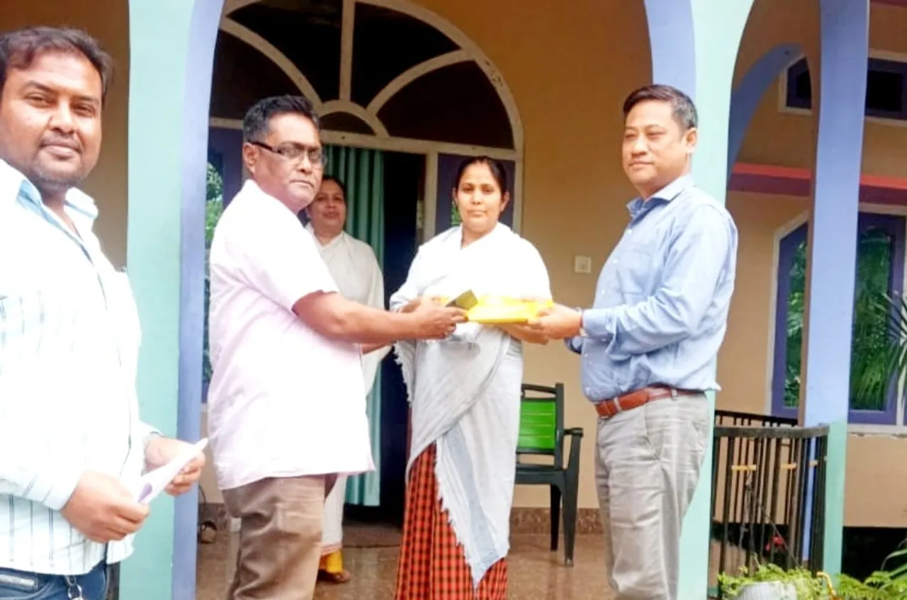 ঢকুৱাখনাৰ ৭৪ গৰাকী বিশিষ্ট ব্যক্তিক মুখ্যমন্ত্ৰীৰ ৰঙালী বিহুৰ উপহাৰ প্ৰদান