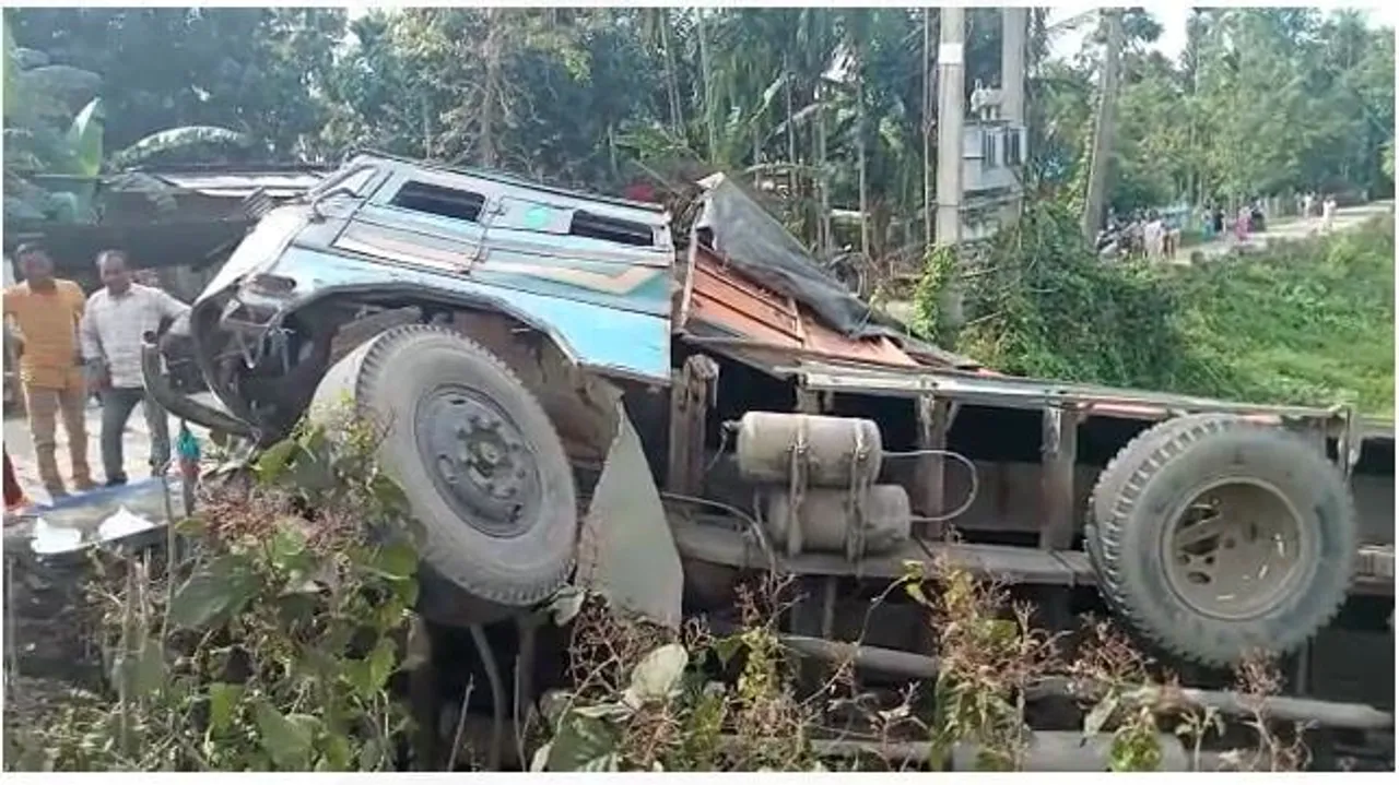 নগাঁও মৰিগাঁও সংযোগী কাকমাৰীত পথ দুৰ্ঘটনা