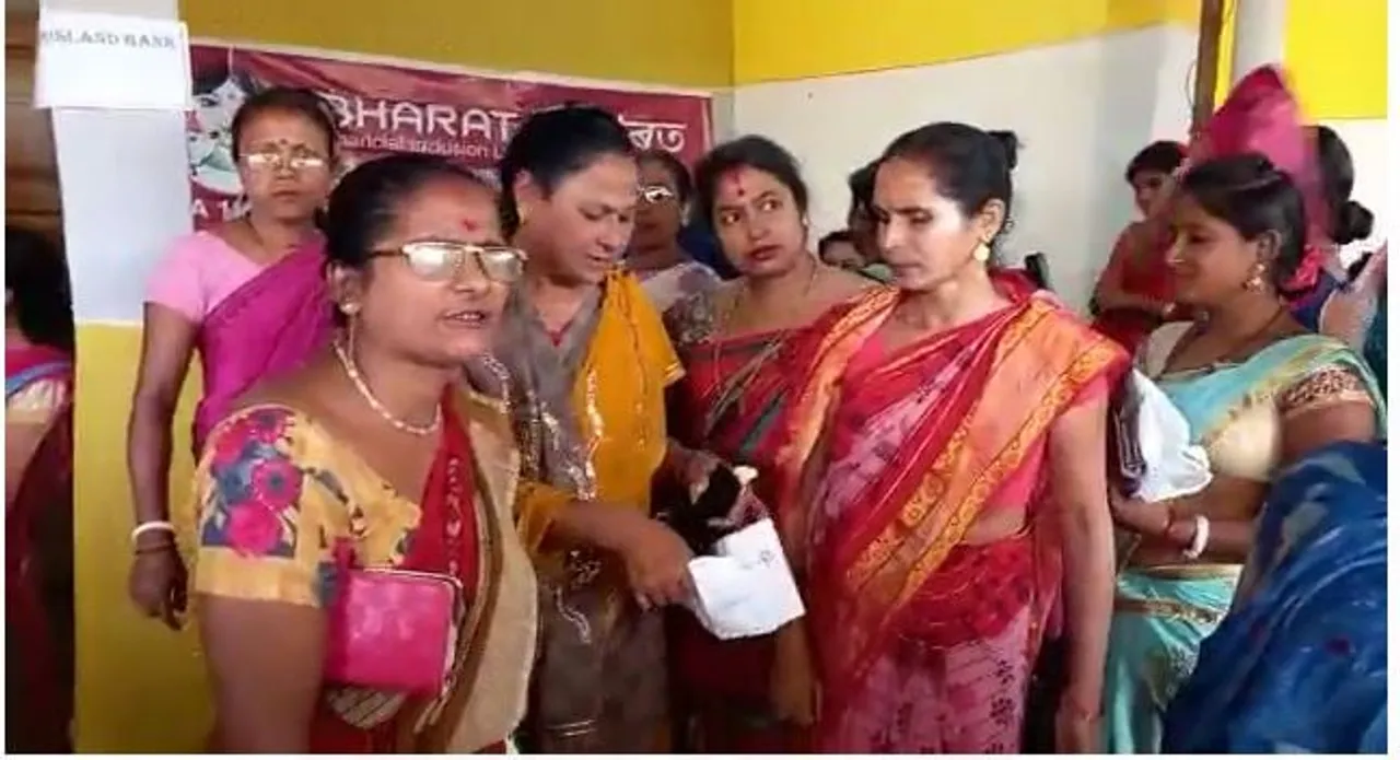 ”হিমন্ত বিশ্ব শৰ্মাৰ যদি পইচা নাই  আমি ৫০০ টকা দান দিম” মাইক্ৰ’ফাইনেঞ্চৰ ঋণ লোৱা মহিলাৰ ৰুদ্ৰমূৰ্তি…