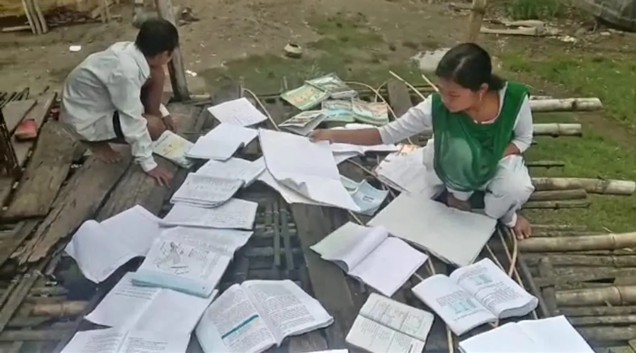 ঢকুৱাখনাৰ লেচেৰা পথাৰত নৌ দুৰ্ঘটনা, কথমপি প্ৰাণ ৰক্ষা ৬ শিক্ষাৰ্থীৰ…