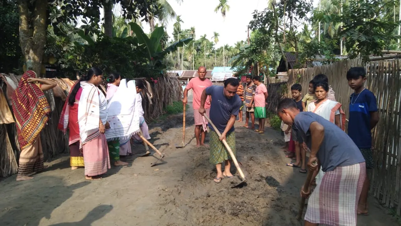 কপিলী উন্নয়ন খণ্ডৰ বৰভগীয়া গাঁও পঞ্চায়তৰ জনসাধাৰণে মেৰামতি কৰিলে ১২ টাকৈ পথ…