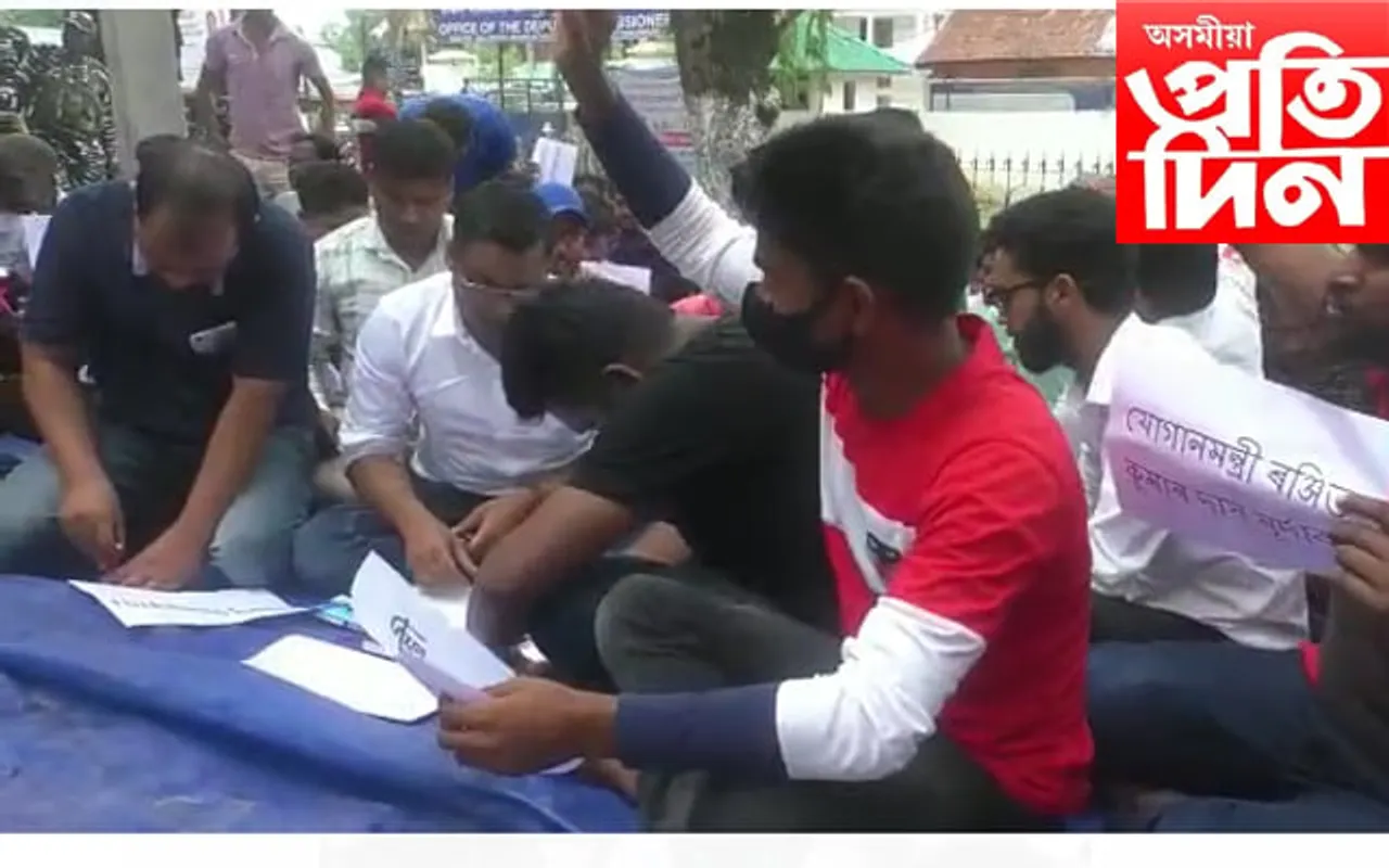 মূল্যবৃদ্ধি ৰোধৰ দাবীৰে আমছুৰ ২ ঘন্টীয়া অৱস্থান ধৰ্মঘট…