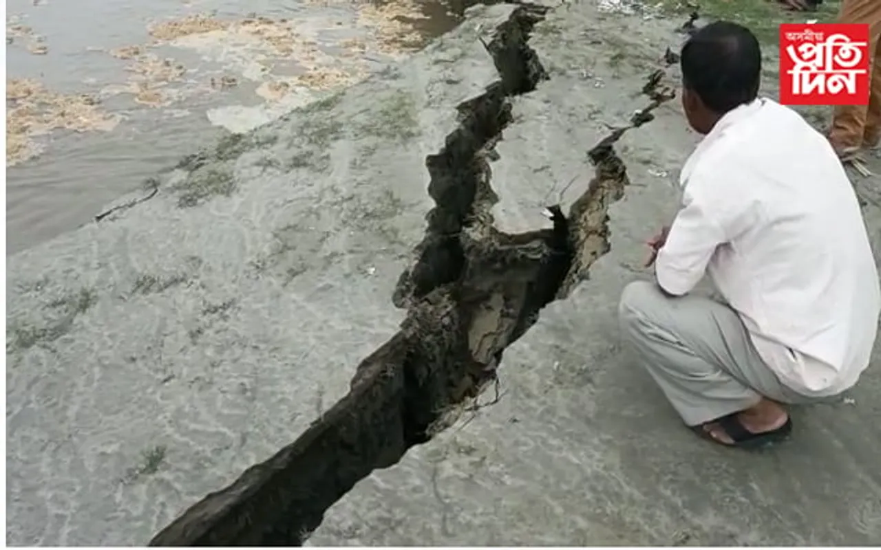 ফেনে ফুটুকাৰে বাঢ়িছে ব্ৰহ্মপুত্ৰ, ভাবুকি কঢ়িয়াইছে কলিয়াবৰৰ শিলঘাটলৈ…