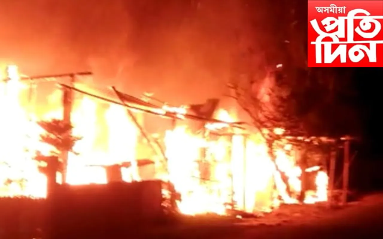 মাজনিশা দুটাকৈ চিলিণ্ডাৰ বিস্ফোৰণ : কেইবাটাও বাসগৃহ ভস্মিভূত…