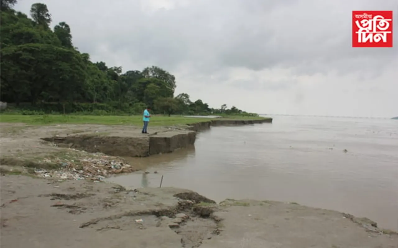 কলিয়াবৰৰ শিলঘাটত প্ৰৱল গৰাখহনীয়াঃ অসম সমবায় মৰাপাট কললৈ ভাবুকি…