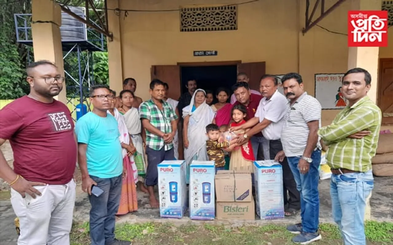 নগাঁৱত বন্যাৰ্তৰ মাজত অনুসূচিত জাতি উন্নয়ন ব’ৰ্ডৰ ফিল্টাৰ বিতৰণ