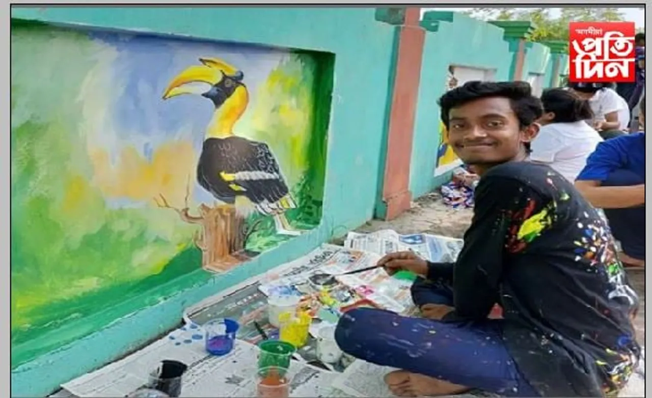 ৰং-তুলিকাৰে কলিয়াবৰ মহাবিদ্যালয় সজোৱাত ব্যস্ত এদল চিত্ৰশিল্পী