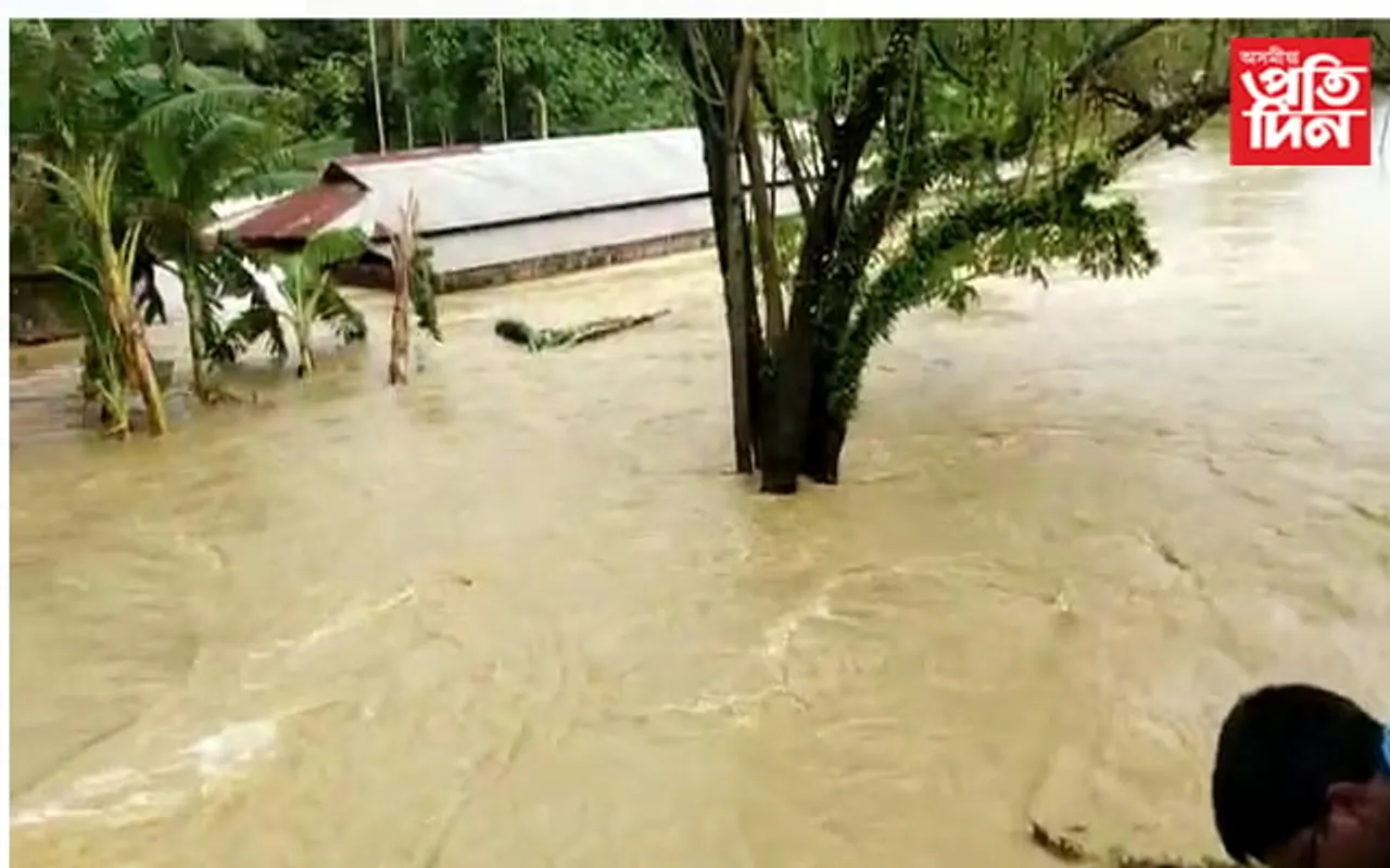 চহৰতলীত বৰাকে উটুৱাই নিলে মথাউৰি, শিলচৰত বানৰ বিভীষিকা, ৯০ % লোক জলবন্দী…