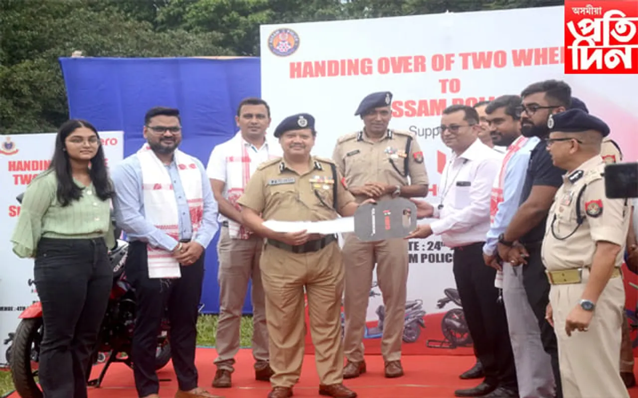 হিৰ’ মট’কৰ্প লিমিটেডৰ অসম আৰক্ষীলৈ উপহাৰ,আৰক্ষী সঞ্চালক প্ৰধানে বিতৰণ কৰিলে ৩২৫ খন মটৰ চাইকেল