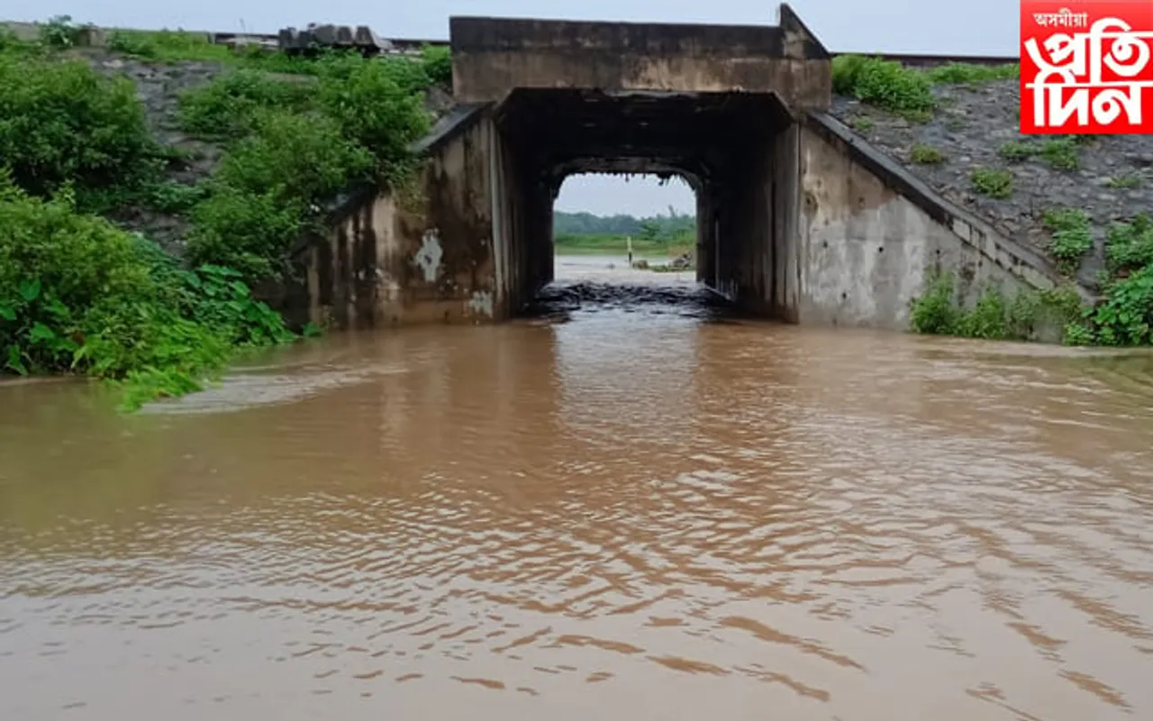 সুৰংগ পথ জলমগ্ন,  ৰে’লৰ খুন্দাত এজনৰ মৃত্যু…