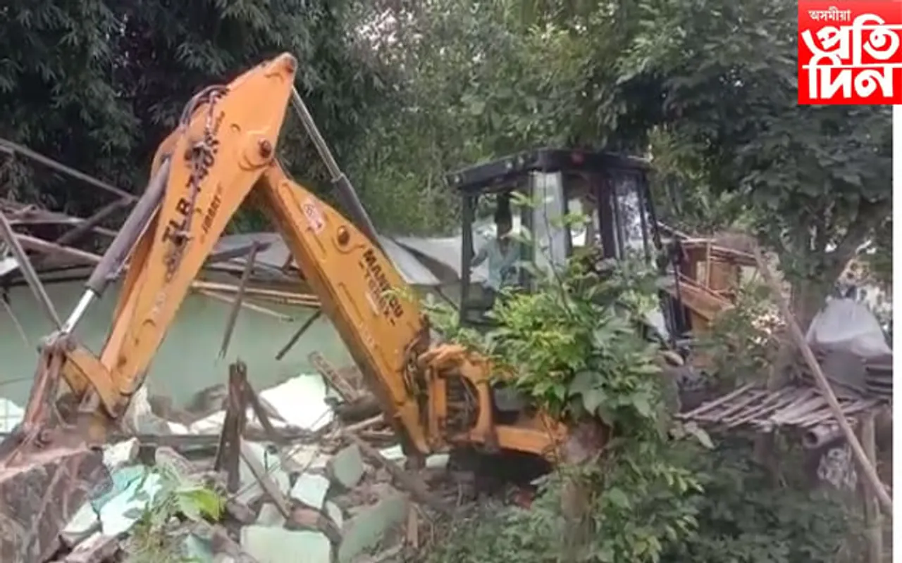 বোকাজানত ৰাষ্ট্ৰীয় ঘাইপথ আৰু আন্তঃগাঁথনি উন্নয়ন নিগমৰ উচ্ছেদ অভিযান…