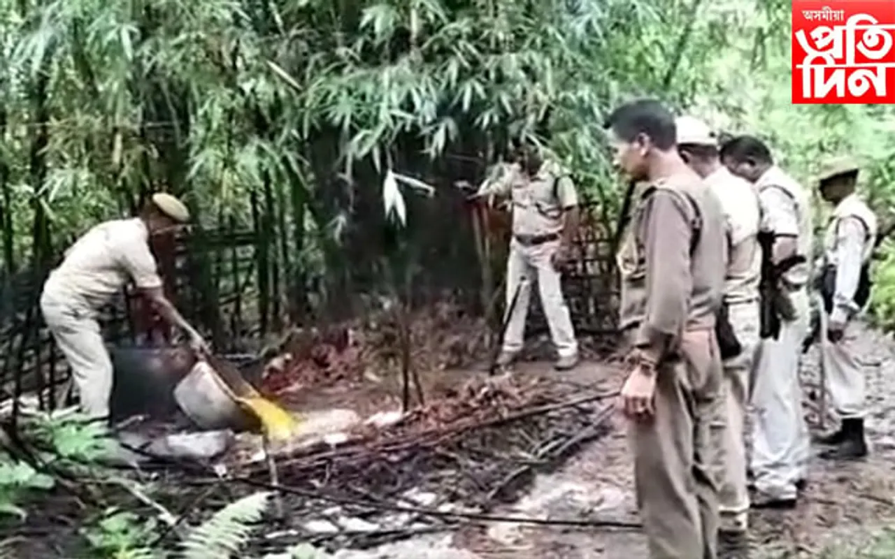 ঢকুৱাখনাত অবৈধ চুলাই ঘাটিত উচ্ছেদ অভিযান