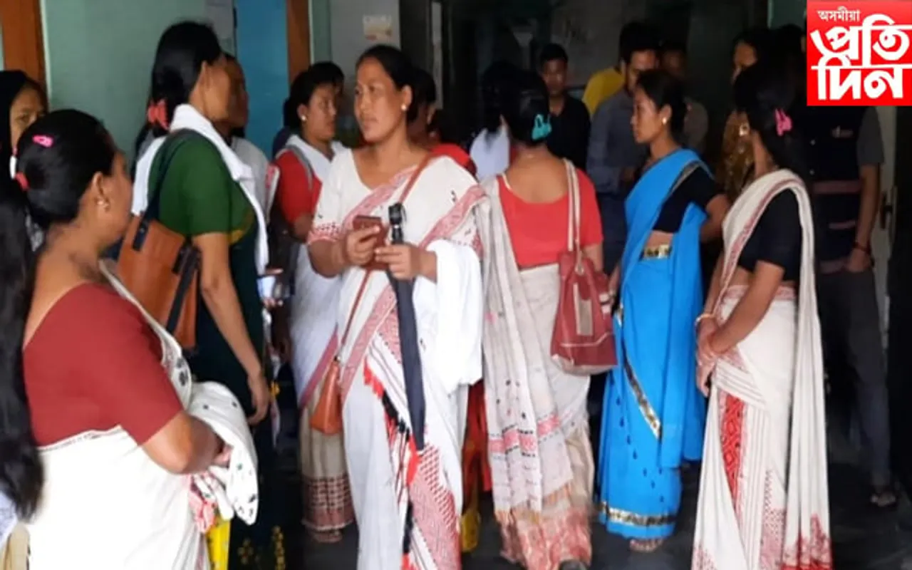 ঢকুৱাখনা উন্নয়ন খণ্ডত মহিলাৰ  প্ৰতিবাদ,গেৰুৱা দলৰ এজেণ্টৰ ৰূপত বি পি এম জেচমিন দলে…