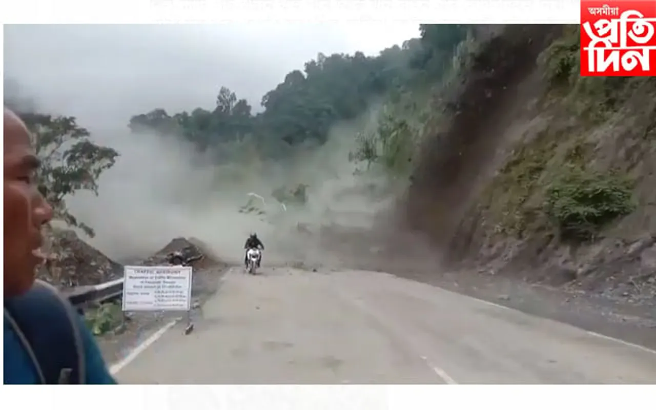 অৰুণাচলৰ পাচিঘাট-পাংগিন বলেং পথত ভয়াৱহ ভূমিস্খলনঃ শিল-বালিয়ে পুতিলে কেইবাখনো বাহন…
