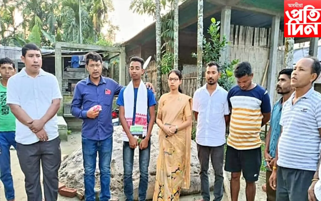 ঢকুৱাখনাৰ কৃতিমান শিক্ষাৰ্থীৰ ঘৰে ঘৰে গৈ সম্বৰ্ধনা…