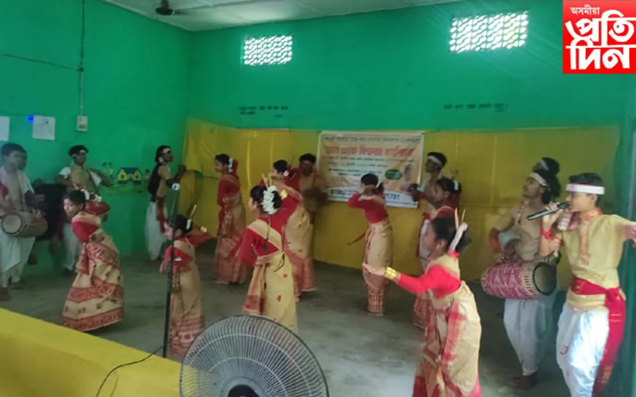 হালোৱাগাৱঁত বিহু নৃত্য আৰু ঢোলবাদন কৰ্মশালাৰ সামৰণি অনুষ্ঠান…