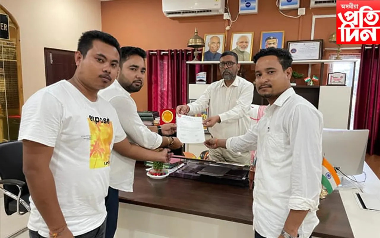 ১৫ নং ৰাষ্ট্ৰীয় ঘাইপথ মেৰামতিৰ দাবীত ধেমাজি উপায়ুক্তক আঞ্চলিক ছাত্র সন্থাৰ স্মাৰক পত্ৰ প্ৰদান