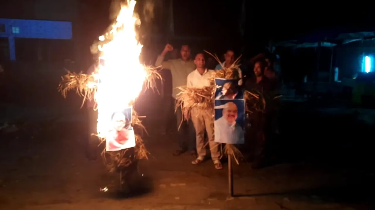 বিহপুৰীয়াত নৰেন্দ্ৰ মোডী আৰু অমিত শ্বাহৰ প্ৰতিমূৰ্তি দাহ যুৱ কংগ্ৰেছৰ…