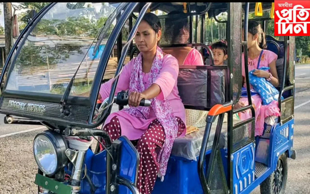 ই-ৰিক্সা চলাই পৰিয়াল পোহপাল দিছে ভাৰতী বনিয়াই…