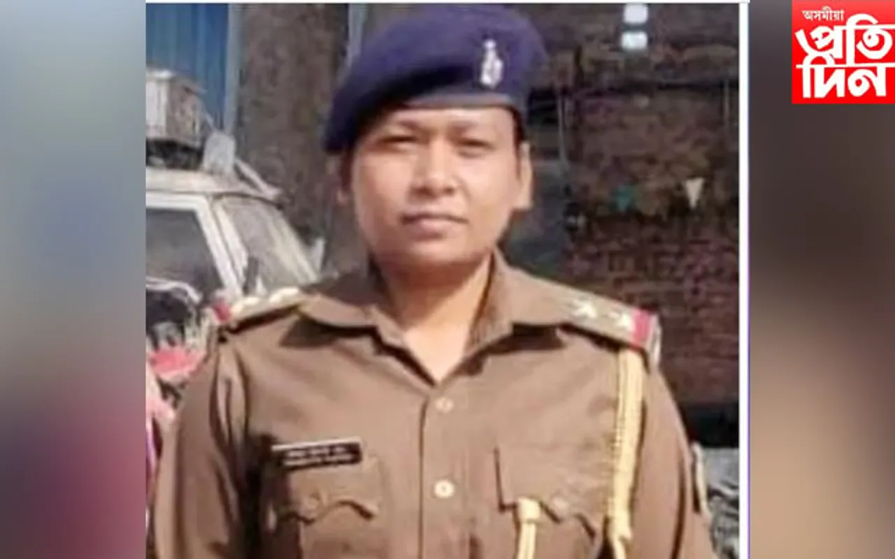 তালাচী চলাই থকাৰ সময়তে মহিলা আৰক্ষীক মহতিয়াই নিলে  পিক আপ ভানে…