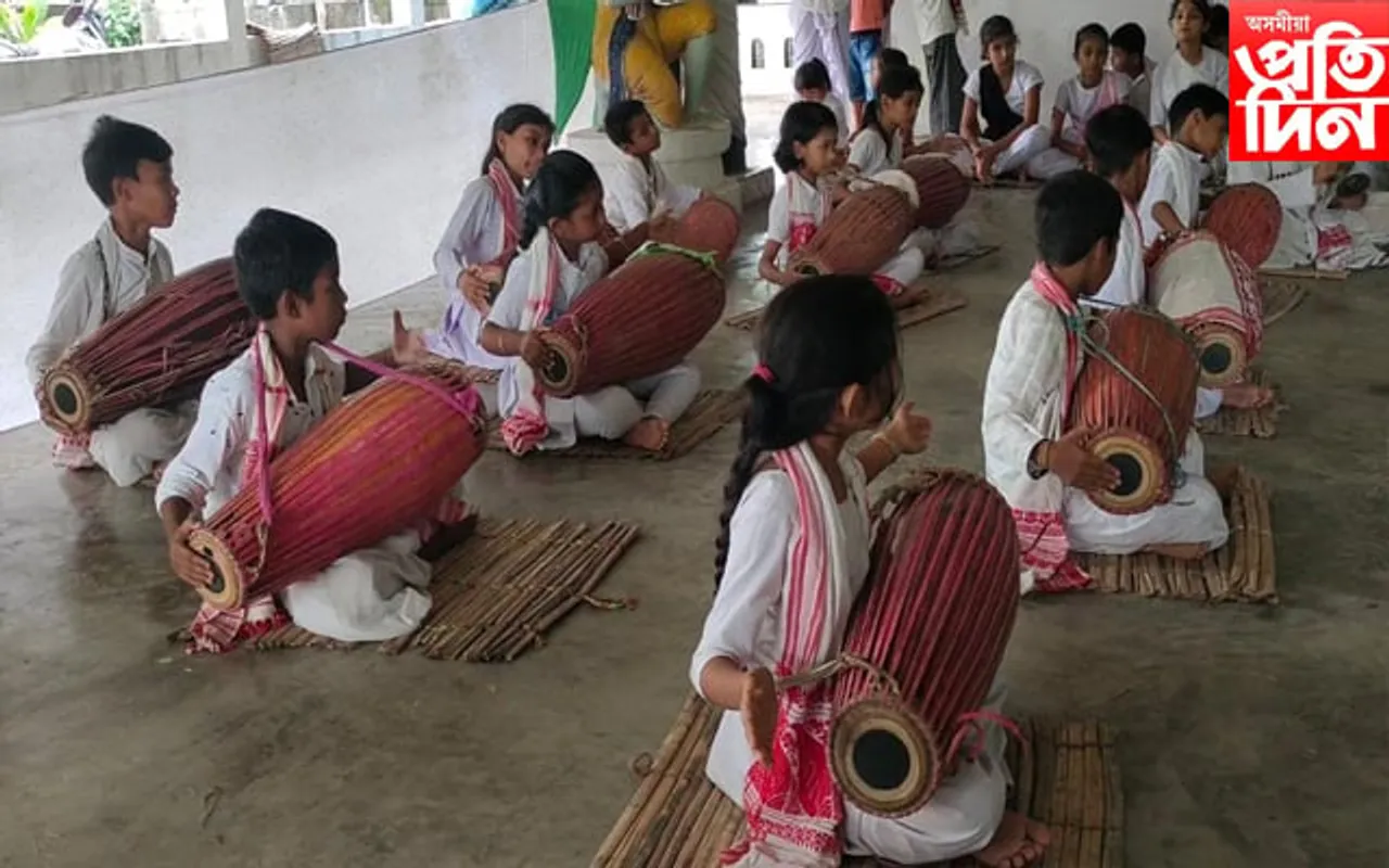 নাৰায়ণপুৰৰ বৰপথাৰত সত্ৰীয়া গীত-নৃত্য কৰ্মশালাৰ সামৰণি…