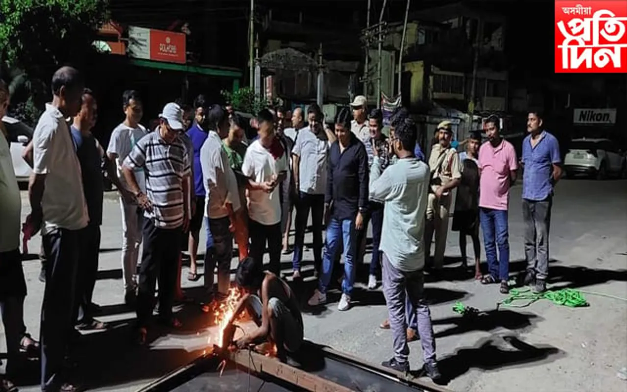 বিধায়ক তৰংগৰ ব্যতিক্ৰমী পদক্ষেপ,  য’তে ত’তে ওলোমাই থোৱা অকতৃত্বশীল হোর্ডিংছ  উচ্ছেদ