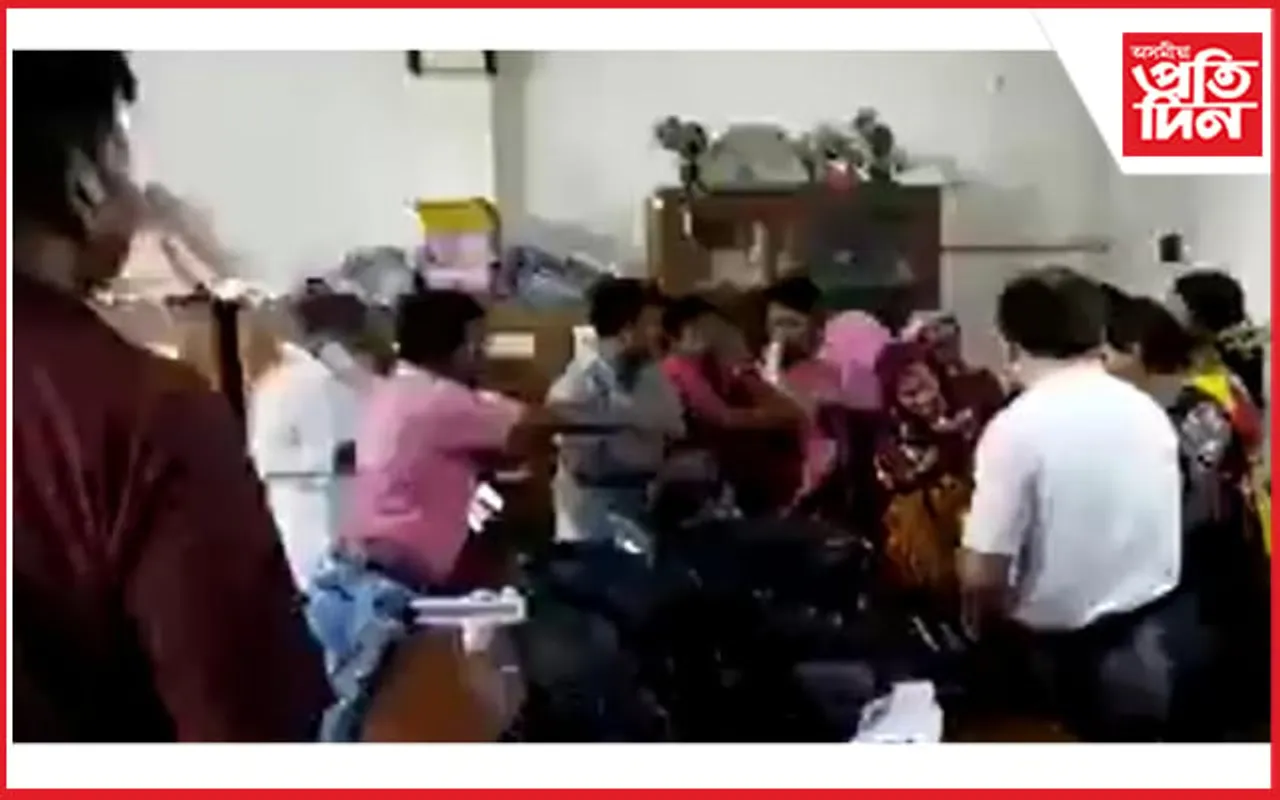 ছাত্ৰীক গালি পৰাটোৱেই হ’ল কালঃ শিক্ষানুষ্ঠানৰ ভিতৰত শিক্ষয়ত্ৰীক উলংগ কৰি প্ৰহাৰ, ৩৫ জনৰ বিৰুদ্ধে গোচৰ ৰুজু….