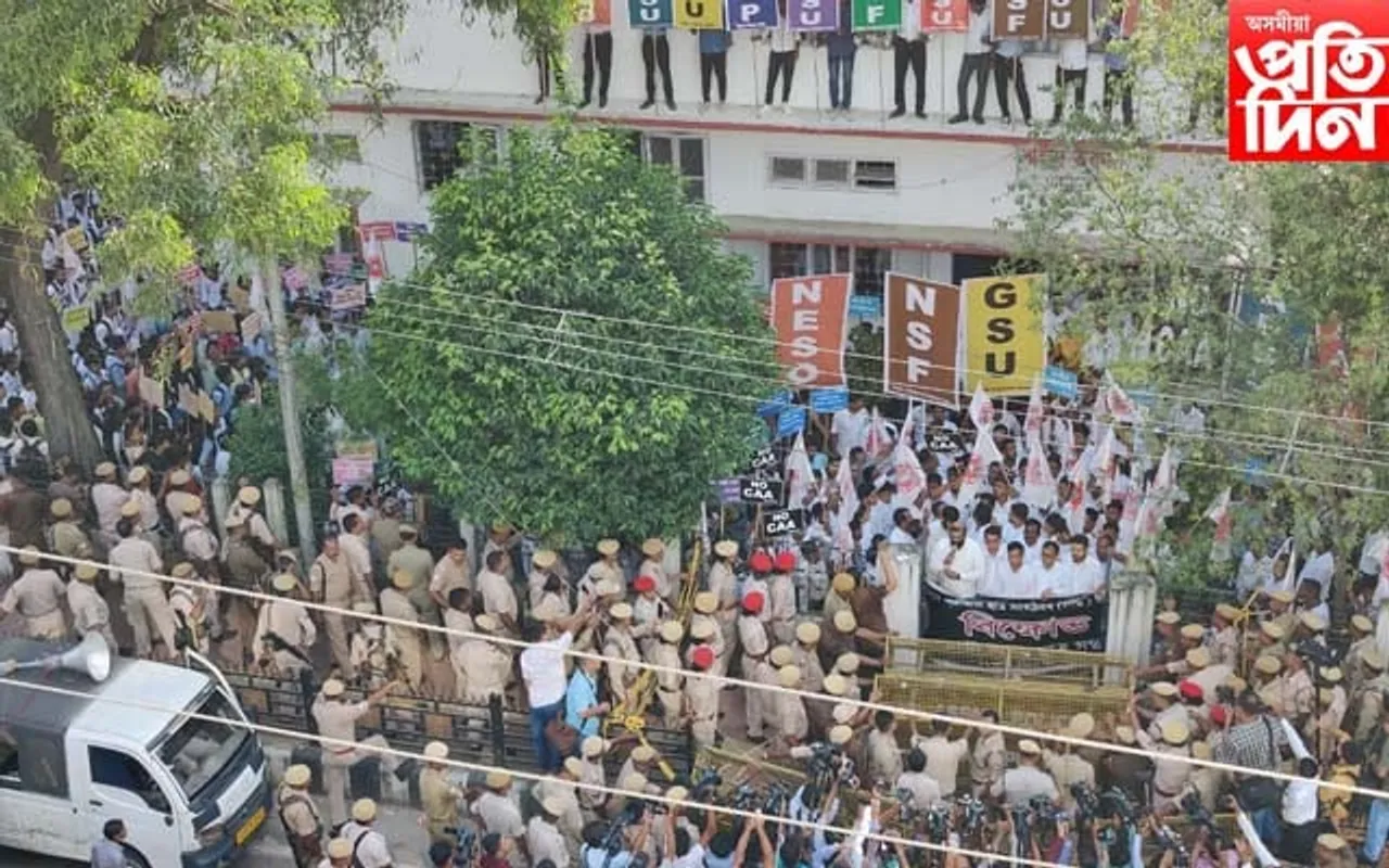 ‘কা’ প্ৰত্যাহাৰ আৰু অন্যান্য কেইবাটাও দাবীৰে আছুৰ ২ ঘণ্টাৰ প্ৰতিবাদ…