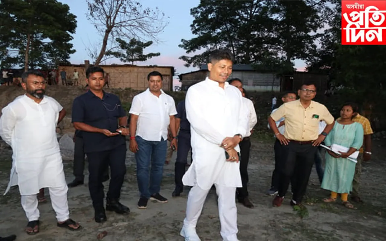 যোৰহাটত জাঁজী আৰু ব্ৰহ্মপুত্ৰৰ খহনীয়া পৰিদৰ্শন মন্ত্ৰী পীযুষ হাজৰীকাৰ…